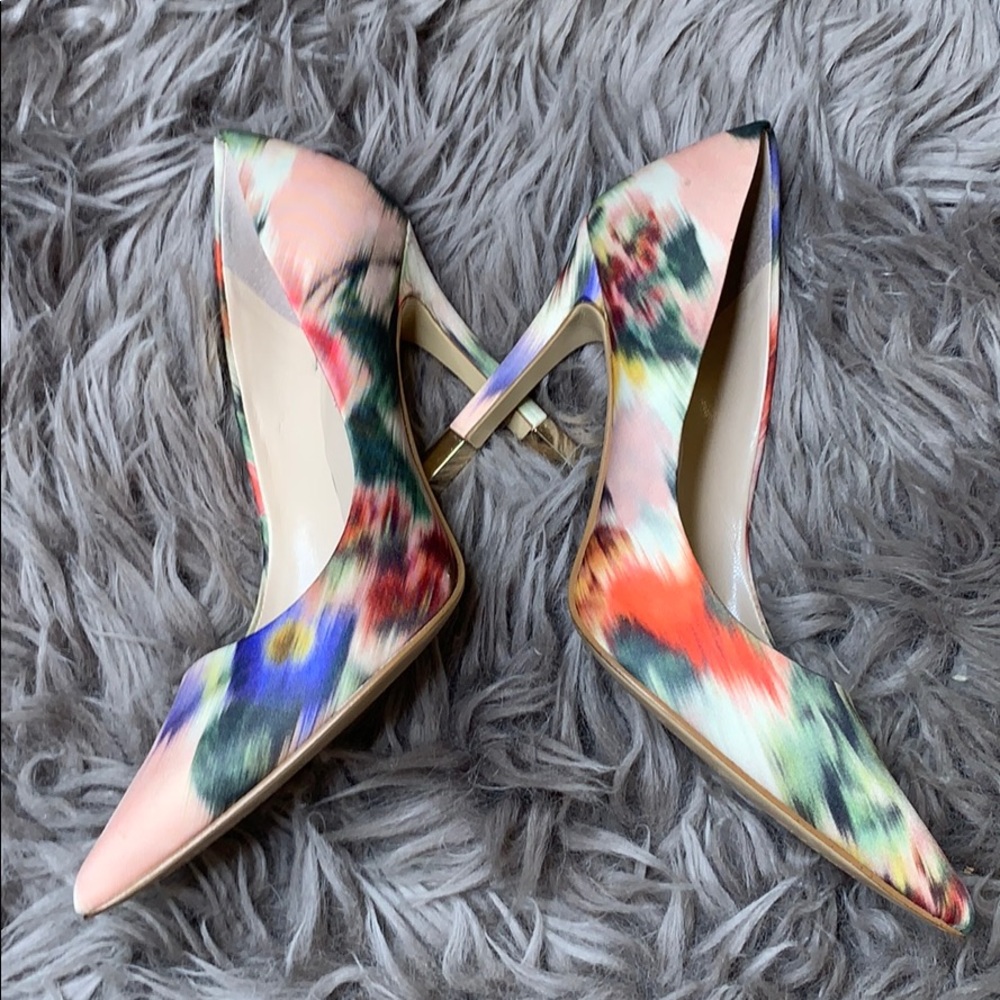 Guess Satin Abstract Colorful Pumps
